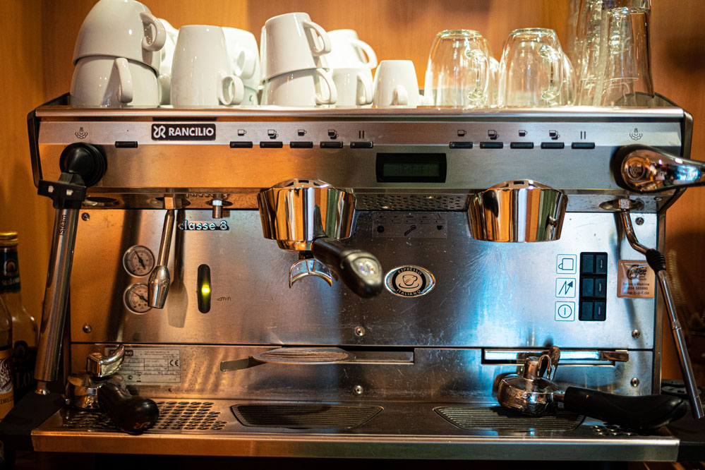 Kaffeemaschine an der Bar im Restaurant Tepato